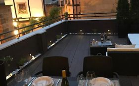 Edificio Privado Con Terraza